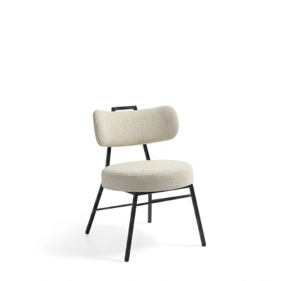 Luxe designstoel van hout met zachte bekleding voor de eetkamer.
