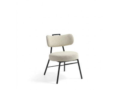 Luxe designstoel van hout met zachte bekleding voor de eetkamer.