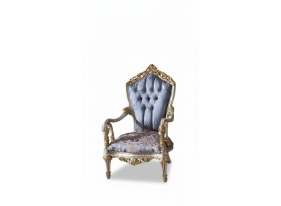Luxe fauteuil in klassieke stijl voor de woonkamer met gouden decoratieve patronen.