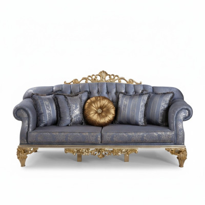 Veeleisende klassieke bank in Chesterfield-design voor de woonkamer met gouden kussens.