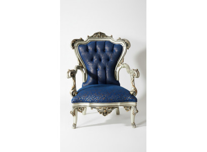 Een fantastische fauteuil in klassieke stijl in het blauw met decoratieve patronen.