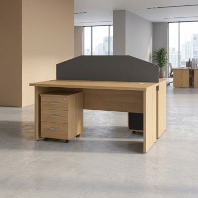 Moderne houten bureau tafel voor thuiswerken, computertafel, kantoormeubilair.