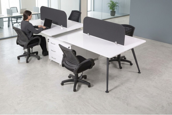 Grote werkplek kantoortafel bureaus Modern kantoorinrichting stijl