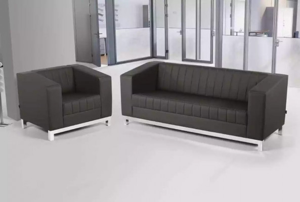 Grijze fauteuil kantoormeubilair zitbekleding gestoffeerde stoel textiel werkkamer leunstoel.