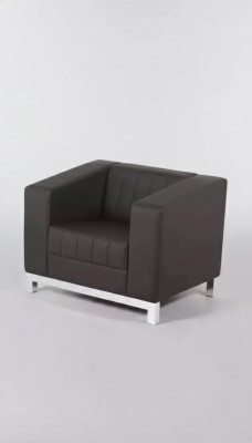 Grijze fauteuil kantoormeubilair zitbekleding gestoffeerde stoel textiel werkkamer leunstoel.
