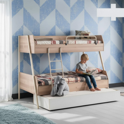 Driepersoons stapelbed met drie slaapplaatsen.