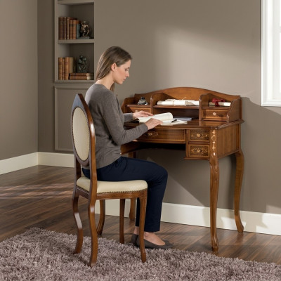 Klassiek bureau met bruine houten stoel in een werkkamer.