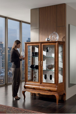 Luxe houten kledingkast met klassieke vitrinekast.