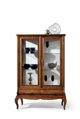 Luxe houten kledingkast met klassieke vitrinekast.
