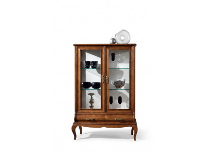 Luxe houten kledingkast met klassieke vitrinekast.