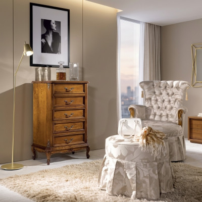 Klassieke commode Luxe dressoir Houten meubels Woonkamer inrichting.