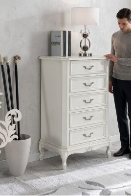 Klassiek wit dressoir met hoogwaardige ladekasten.