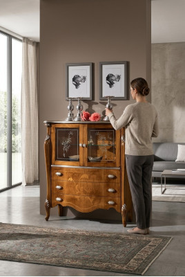 Exclusieve bruine houten kast met laden nieuw in de woonkamer
