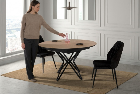 Uittrekbare eettafel van rund hout in modern bruin.
