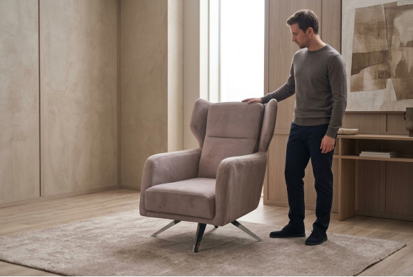 Luxe fauteuil met één zitplaats, stof, woonkamer design, beige bekleding.