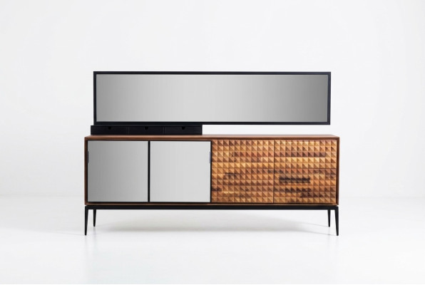 Dressoir met spiegel, commode, kast van hout, bruin, eetkamer.