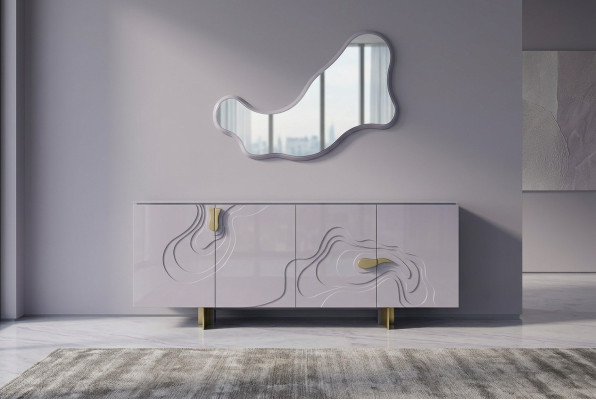 Dressoir set met spiegelkast van hout in roze eetkamer.