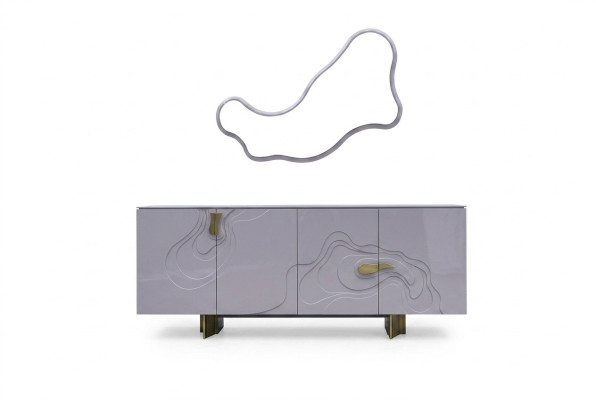 Dressoir set met spiegelkast van hout in roze eetkamer.