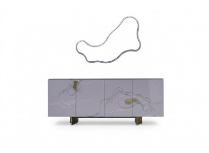 Dressoir set met spiegelkast van hout in roze eetkamer.