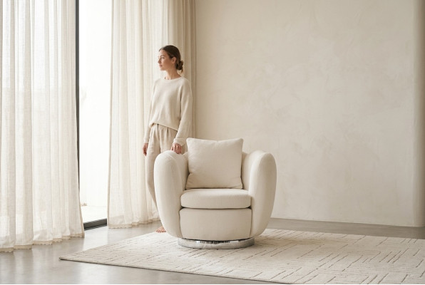Moderne fauteuil, een zitter, witte stof, woonkamer, relaxfauteuil.
