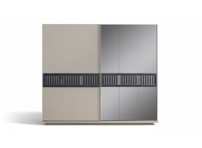 Moderne beige slaapkamer kledingkast met spiegel houten meubels.