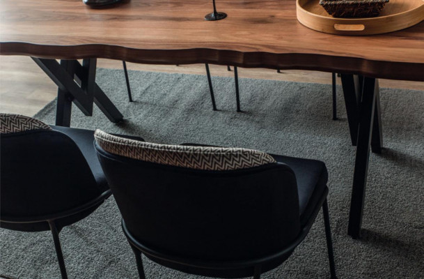 Bruine houten eettafel Robuuste eettafels Houten tafels Luxe meubels