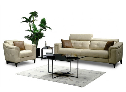 Beige woonkamer driezits lederen driezits gestoffeerde bank met houten frame.