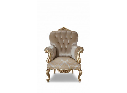 Klassieke fauteuil met beige decor en Chesterfield-ontwerp voor de woonkamer.