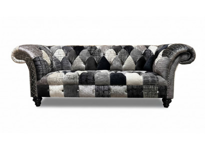Luxe fluwelen bank in Chesterfield-design met kleurrijke ruiten.