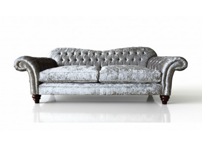 Luxe klassieke Chesterfield bank met drie zitplaatsen in het grijs.