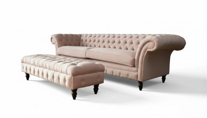 Een luxe, roze vierzitsbank in Chesterfield-ontwerp, inclusief zitkussens.