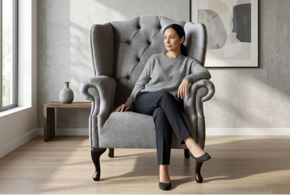 Luxe gestoffeerde klassieke Chesterfield-fauteuil met hoge rugleuning, eenzitter, nieuw.