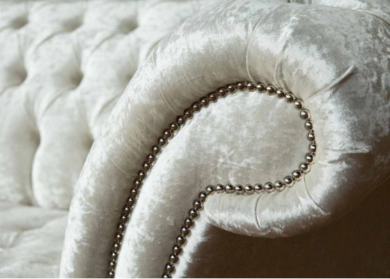 Driepersoons wit stoffen woonkamer designbank Chesterfieldbank