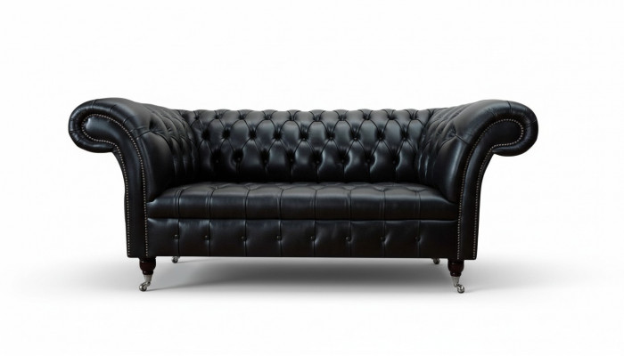 Driepersoons luxe bankstel van 3-zitsbanken in zwart leren Chesterfield-stijl.