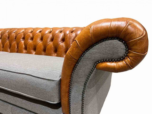 Klassieke 4-zits Chesterfield bank in bruin - hoogwaardig textiel en elegant lederen design