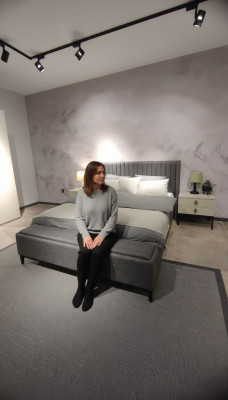 Moderne bed + bank + 2x nachtkastjes tegelijkertijd functioneel en comfortabel.