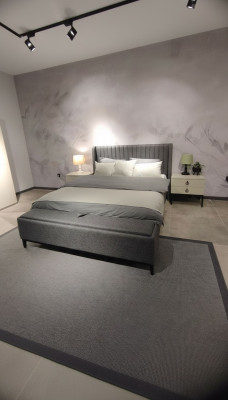 Moderne bed + bank + 2x nachtkastjes tegelijkertijd functioneel en comfortabel.
