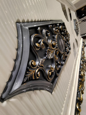 Hoogwaardige elegante commode met spiegel met stijlvol uiterlijk.