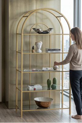 Woonkamer boekenkast roomdivider boekenplank opbergruimte goud