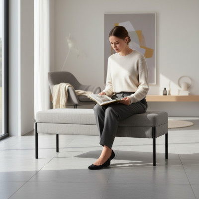 Grijze slaapkamer zitbank met ontwerper houten frame en stoffen bekleding.