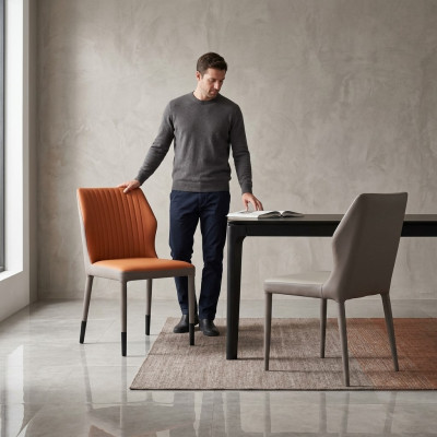 Bruine eetkamerstoelen, gestoffeerde fauteuil, eenzits luxe houten stoelen.