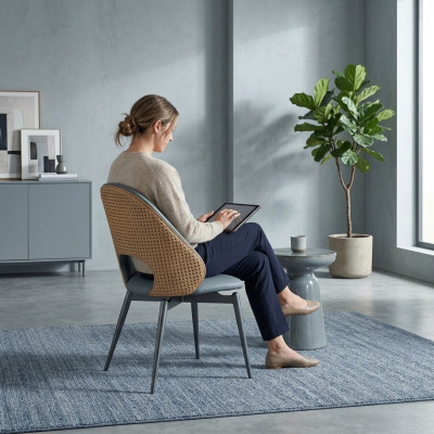 Grijze eetkamerstoelen met één zitplaats ontworpen door een luxe houten meubeldesigner.