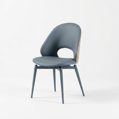 Grijze eetkamerstoelen met één zitplaats ontworpen door een luxe houten meubeldesigner.