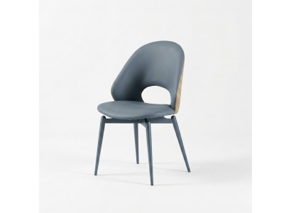 Grijze eetkamerstoelen met één zitplaats ontworpen door een luxe houten meubeldesigner.