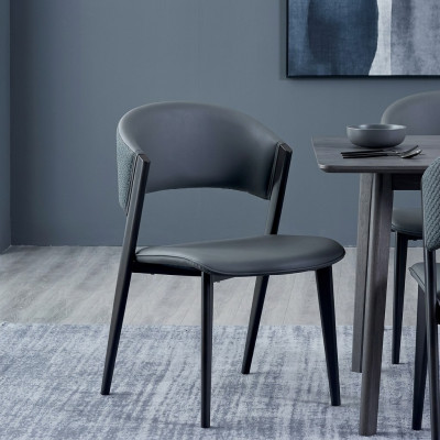 Grijze leren stoel, elegante eetkamerstoel, gestoffeerde fauteuil, houten stoelen