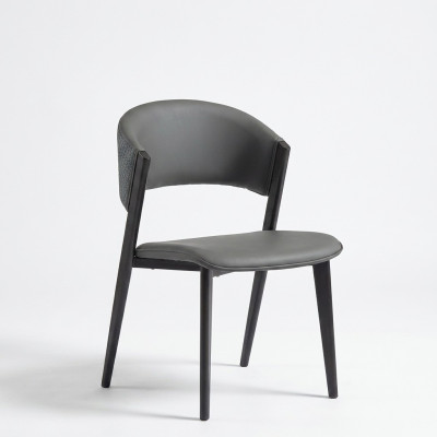 Grijze leren stoel, elegante eetkamerstoel, gestoffeerde fauteuil, houten stoelen