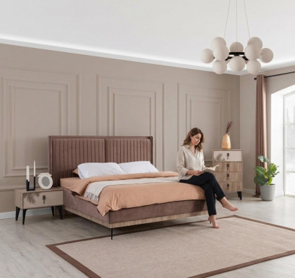 Bruine slaapkamer set met gestoffeerd tweepersoonsbed, 2 nachtkastjes en houten commode.