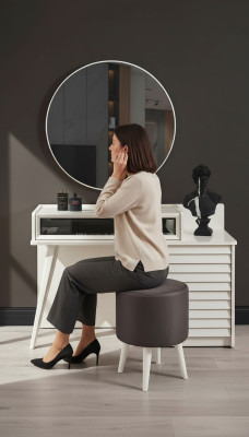 Witte make-uptafel met laden Ronde fauteuil Console Luxe poef 3-dlg.
