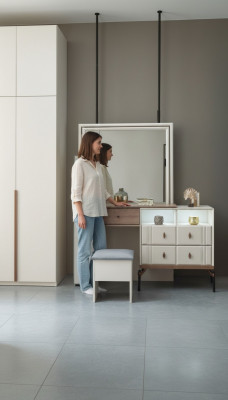 Witte kaptafel van glas met spiegel, luxueuze poef, moderne meubels.