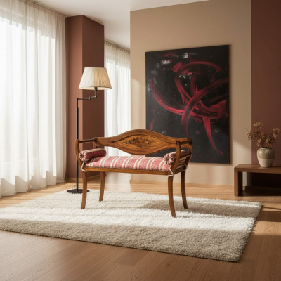 Elegante met de hand gemaakte zitbank met decoratieve rugleuning.